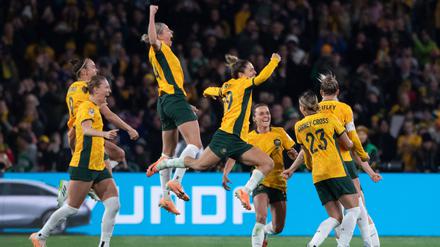 Die Australierinnen feiern den Auftaktsieg gegen Irland.