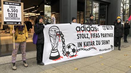 Protest der Umweltaktivisten von „Extinction Rebellion“ vor dem Adidas-Flagshipstore in Berlin.