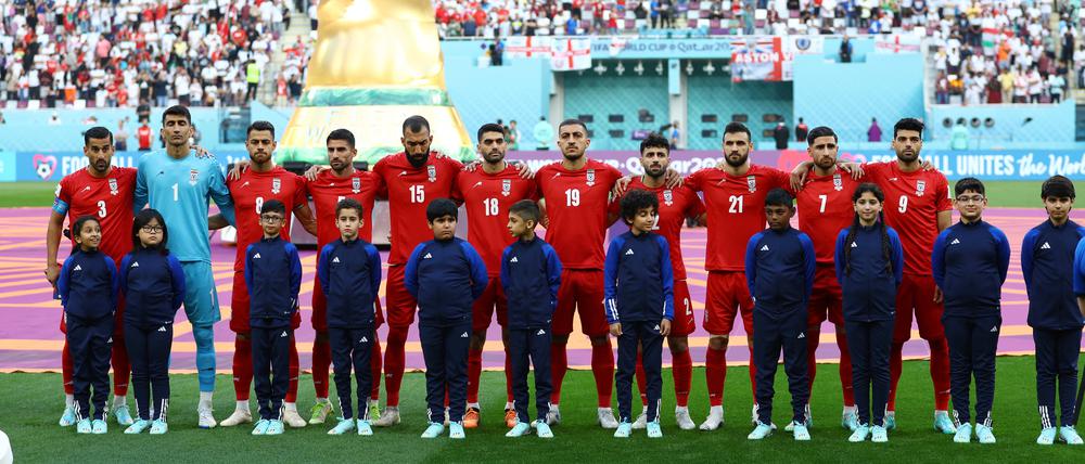 Die schweigenden Iraner, während im Hintergrund ihre Nationalhymne gespielt wird.