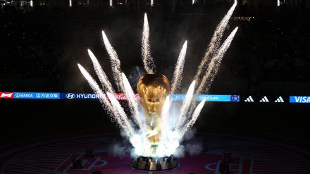 Der WM-Pokal steht in Katar sehr oft prominent im Mittelpunkt. 