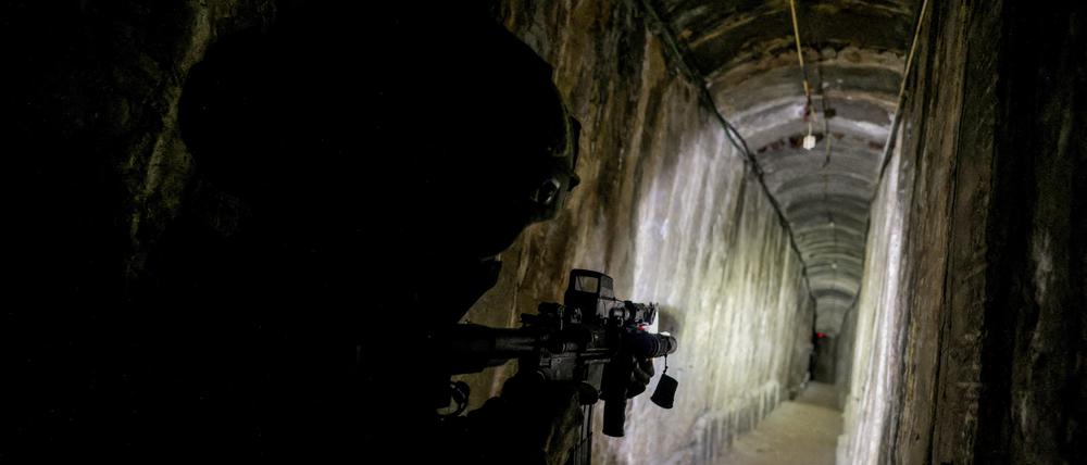 Ein israelischer Soldat in einem Tunnel der Hamas unter dem Gazastreifen.