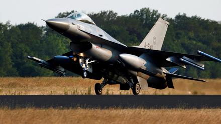 FILE PHOTO: A Dutch F-16 fighter jet is seen at the Volkel Air Base in Volkel, Netherlands, June 9, 2023. REUTERS/Piroschka van de Wouw/File Photo
