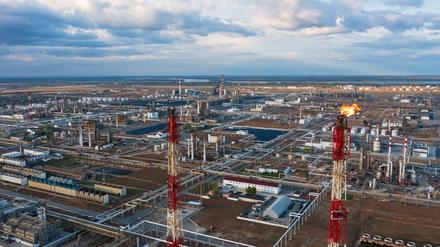 Ein Überblick über die Ölraffinerie der Firma Lukoil in Wolgograd, Russland. 
