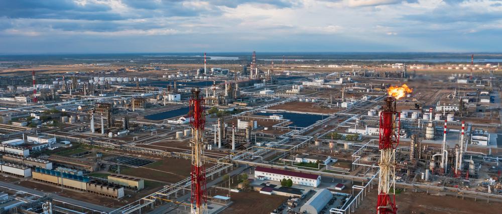 Ein Überblick über die Ölraffinerie der Firma Lukoil in Wolgograd, Russland. 
