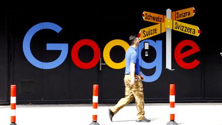 Das Google-Logo ist auf einer Straße in San Fransisco zu sehen. 