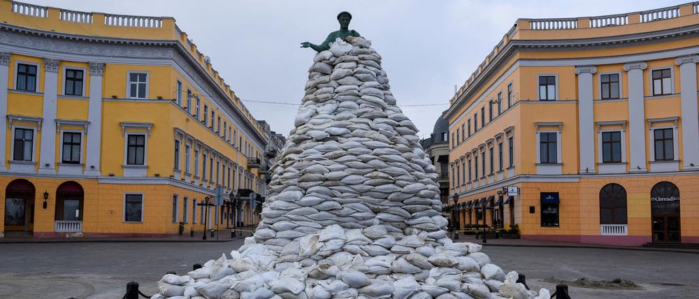 Eine Statue des Odessa-Gründers Duke de Richelieu, geschützt mit Sandsäcken.