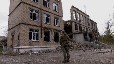 Ein ukrainischer Polizist vor einem zerstörten Gebäude in Awdijiwka