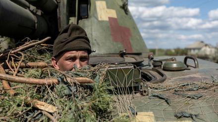 Ein ukrainischer Soldat blickt aus einem Panzer in der Frontstadt Lyman.