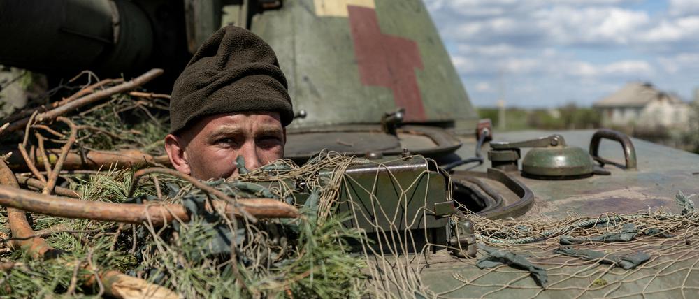 Ein ukrainischer Soldat blickt am 28. April 2022 aus einem Panzer in der Frontstadt Lyman (Region Donezk, Ukraine).