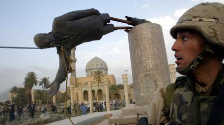 Am 9. April 2003 reißen US-Truppen in Bagdad diese Statue Saddam Hussein nieder. Sie hatten keinen Plan, wie es nach einem militärischen SIeg weitergehen sollte.