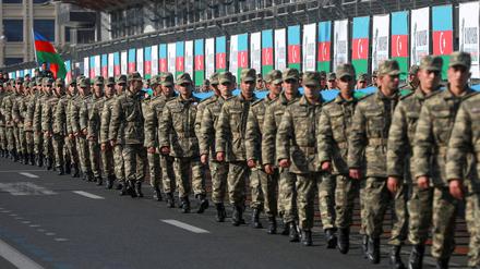Angehörige der aserbaidschanischen Streitkräfte begehen in einer Prozession den Jahrestag des zweiten Bergkarabach-Krieges 2020.