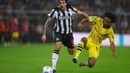 Da lief es für den BVB. Das Hinspiel gewannen Karim Adeyemi (r.) und Dortmund in Newcastle 1:0.