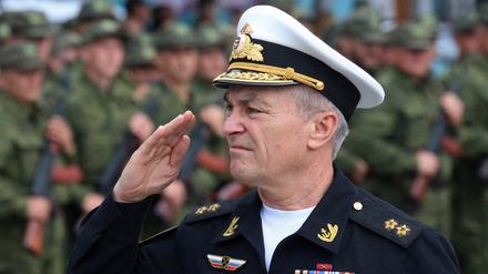 Der Befehlshaber der russischen Schwarzmeerflotte Viktor Sokolow salutiert in Sewastopol (Archivbild).