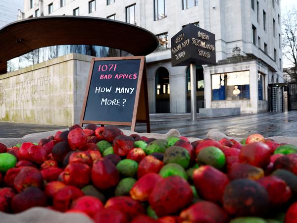 Verfaulte Äpfel aus Plastik, die von Mitgliedern der Wohltätigkeitsorganisation „Refuge“ für häusliche Gewalt vor dem New Scotland Yard in London abgelegt wurden. 