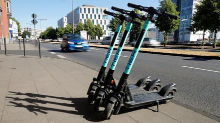 Die Berlinerinnen und Berliner sind am heutigen Freitag streikbedingt vermehrt auf E-Roller und E-Bikes des Anbieters „Tier“ (um-)gestiegen.