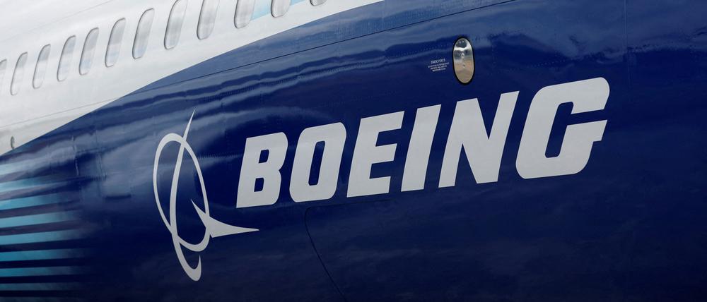 Das Boeing-Logo ist auf der Seite einer Boeing 737 MAX auf der Farnborough International Airshow zu sehen (Archivbild vom 20. Juli 2022).