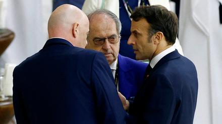 Männerrunde. Gianni Infantino (li.), Emmanuel Macron (r.) und Noel Le Graet während der WM in Katar 2022.