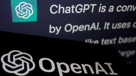 Das Logo von Open AI neben einer Antwort vom KI-Chatbot ChatGPT.