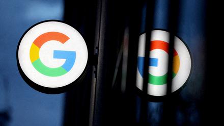 FILE PHOTO: The logo for Google in New York city, U.S., November 17, 2021. REUTERS/Andrew Kelly/File Photo