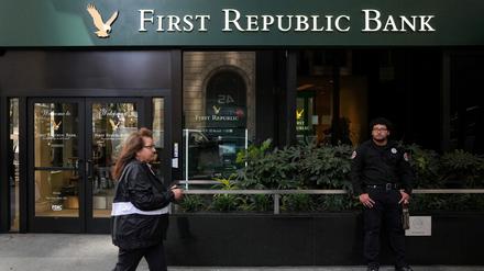 Die First Republic ist bereits dritte US-Bank, die in jüngerer Zeit in Existenznot geraten ist, weil Kunden ihre Einlagen massenhaft abzogen. 