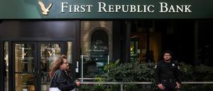 Die First Republic ist bereits dritte US-Bank, die in jüngerer Zeit in Existenznot geraten ist, weil Kunden ihre Einlagen massenhaft abzogen. 