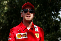 Vettel verlässt Ferrari ohne einen Titel, er wird sozusagen aus einer großen Karriere entlassen, die in diesem Rennstall nie ihre Krönung erfuhr.
