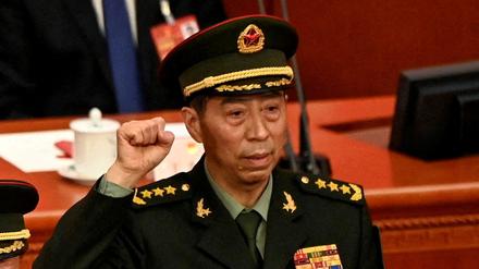 Generäle unter sich: Li Shangfu (r.) wurde als Chinas neuer Verteidigungsminister vereidigt. 