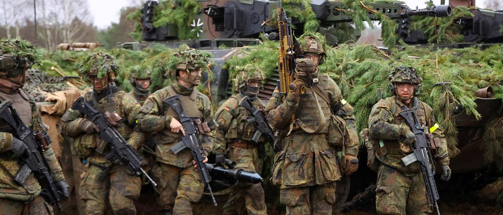 Soldaten der Bundeswehr stehen bei Schießübungen auf dem Panzerübungsplatz in Altengrabow.