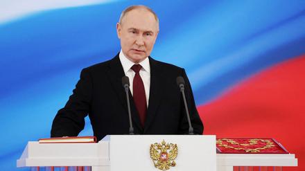 Der russische Präsident Wladimir Putin legt während seiner Amtseinführung im Kreml in Moskau den Amtseid ab.