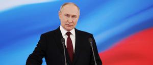 Der russische Präsident Wladimir Putin legt während seiner Amtseinführung im Kreml in Moskau den Amtseid ab.