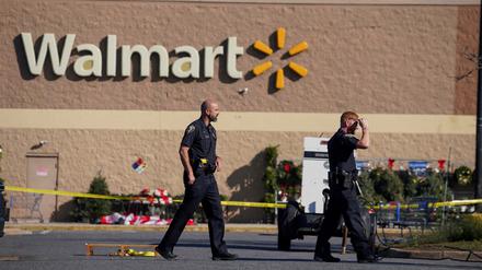 FILE PHOTO: Police walk through the parking lot after a mass shooting at a Walmart in Chesapeake, Virginia, U.S. November 23, 2022. REUTERS/Jay Paul/File Photo