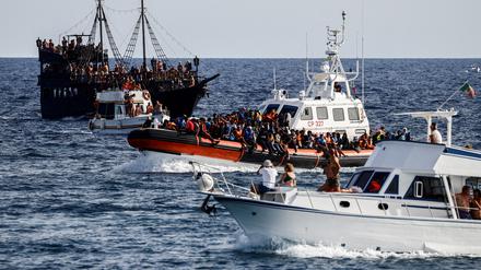 Ein Schiff der italienischen Küstenwache transportiert auf See gerettete Migranten, 18. September 2023.