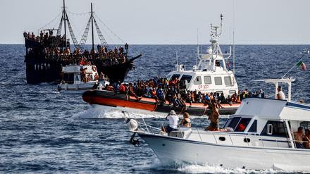 Angesichts der gestiegenen Flüchtlingszahlen auf der Insel Lampedusa hat die Regierung in Rom eine deutliche Verlängerung der Höchstdauer der Abschiebehaft beschlossen. 