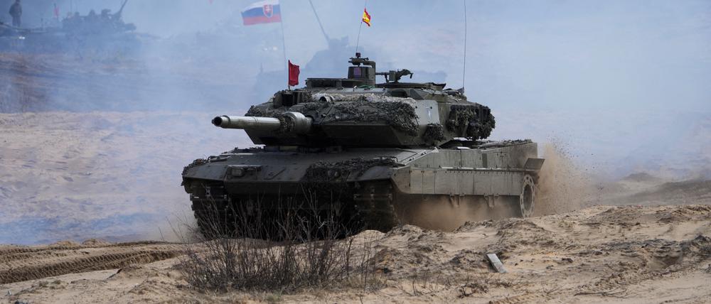 Ein spanischer Leopard-2-Panzer der NATO (Symbolbild).