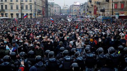 Eine Kundgebung für den inhaftierten russischen Oppositionsführer Alexej Nawalny in St. Petersburg. 