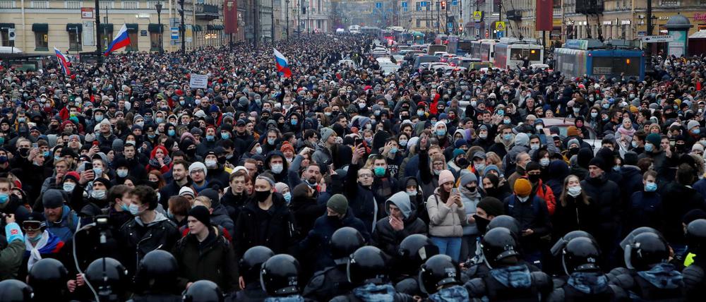 Eine Kundgebung für den inhaftierten russischen Oppositionsführer Alexej Nawalny in St. Petersburg. 