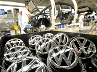 In den Volkswagen-Werken rollen die Bänder nach der Einigung mit dem Zulieferer wieder an.
