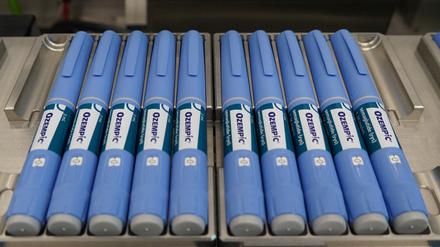 Stifte für das Diabetes-Medikament Ozempic werden am 26. September 2023 am Standort des dänischen Arzneimittelherstellers Novo Nordisk in Hillerod, Dänemark, auf einer Produktionslinie verpackt.