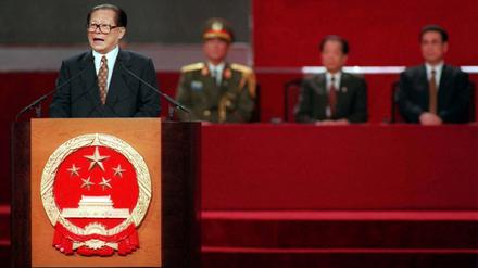 FILE PHOTO: Chinese President Jiang Zemin delivers his speech during the handover ceremony in Hong Kong at midnight July 1, 1997.  REUTERS/Kimimasa Mayama/File Photo