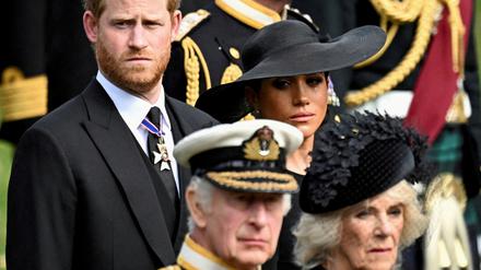 Harry und Meghan bei der Beerdigung von Elizabeth II., im Vordergrund Charles. 