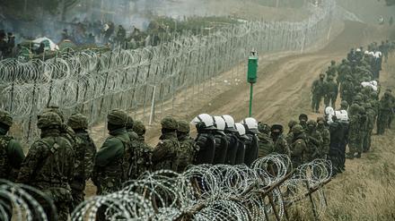 Martialisch abgegrenzt. Polnische Soldaten und Polizisten bewachen die Grenze zu Belarus.