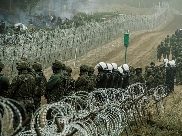 Polnische Soldaten an der Grenze zu Belarus