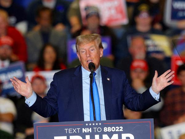 L'ex presidente degli Stati Uniti Donald Trump durante la sua apparizione in campagna elettorale nel New Hampshire.