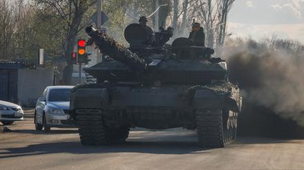 FILE PHOTO: Russian army servicemen drive a tank on a street in Donetsk, Russian-controlled Ukraine, April 6, 2024. REUTERS/Alexander Ermochenko/File Photo