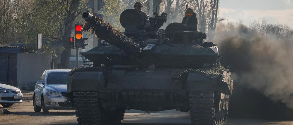 Russische Armeeangehörige fahren einen Panzer auf einer Straße im ukrainischen Donezk (Symbolbild).