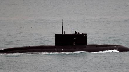 Das russische U-Boot „Krasnodar“ fährt durch den Bosporus. (Archivbild März 2019)