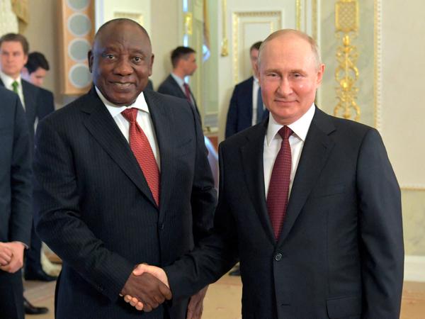 Der russische Präsident Wladimir Putin und der südafrikanische Präsident Cyril Ramaphosa nach einem Treffen im russischen Sankt Petersburg im Juni 2023.