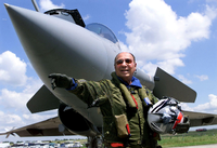 Serge Dassault, hier 1999 vor einem Rafale-Kampfflugzeug seiner Firma.