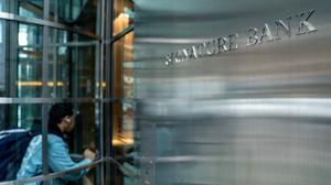 Eine Person betritt die Lobby der Signature Bank-Zentrale in New York.