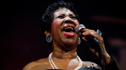 FILE PHOTO: Singer Aretha Franklin performs at the Candie's Foundation 10th anniversary Event to Prevent benefit New York May 3, 2011. The aim of the organization is to prevent teenage pregnancy. REUTERS/Eric Thayer/File Photo